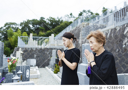 お墓参りをする女性 お墓参りをする女性 42886495