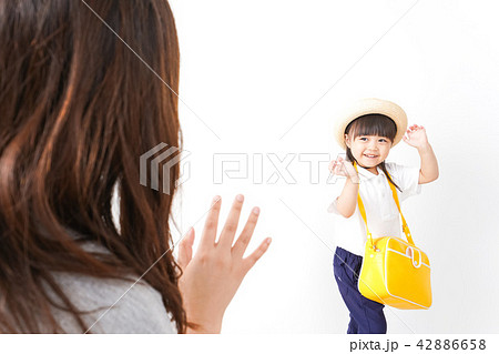 幼稚園に行く子どもと見送るお母さん 幼稚園に行く子どもと見送るお母さん 42886658