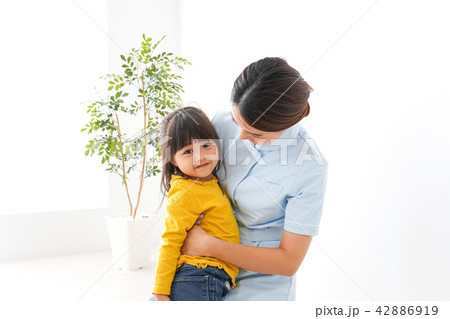 看護師と子ども 42886919