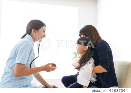 予防接種を受ける子ども 予防接種を受ける子ども 42887044