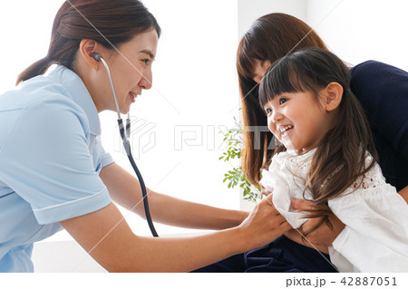 予防接種を受ける子ども 42887051