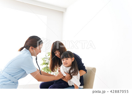 予防接種を受ける子ども 予防接種を受ける子ども 42887055