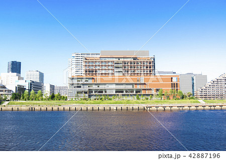 マンションのある水辺の都市風景 42887196