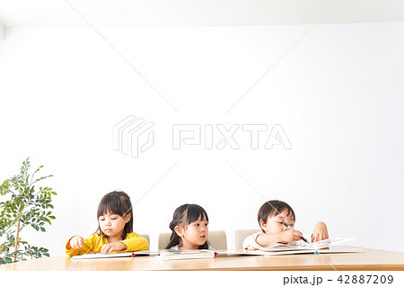 お勉強をする子どもたち 42887209