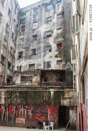 Pavilion of a building with shabby walls. 42887316