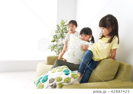 おうちで遊ぶ子どもたち 42887425