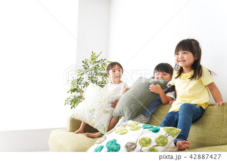 おうちで遊ぶ子どもたち 42887427