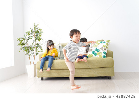 おうちで遊ぶ子どもたち 42887428