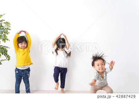 おうちで遊ぶ子どもたち 42887429