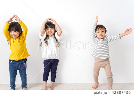 おうちで遊ぶ子どもたち おうちで遊ぶ子どもたち 42887430