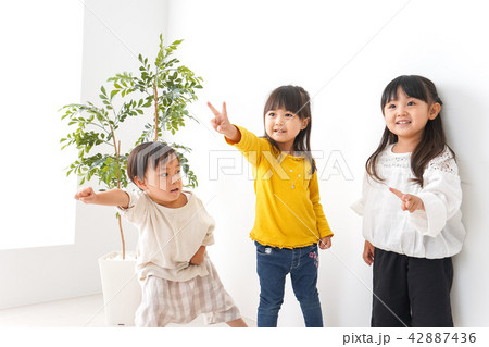 おうちで遊ぶ子どもたち おうちで遊ぶ子どもたち 42887436