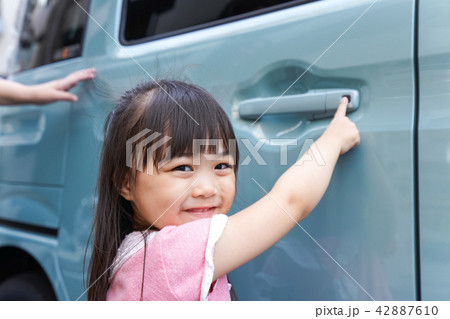 車に乗る子供 車に乗る子供 42887610