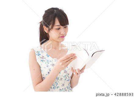 読書をする若い女性 読書をする若い女性 42888593