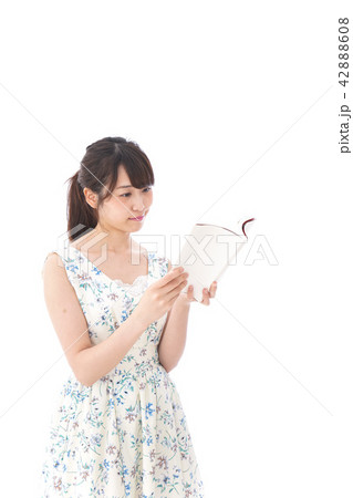 読書をする若い女性 読書をする若い女性 42888608