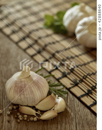 Close purple garlic and pepper 42888640