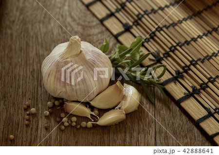 Close purple garlic and pepper Close purple garlic and pepper 42888641