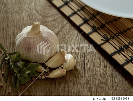 Close purple garlic and pepper Close purple garlic and pepper 42888643