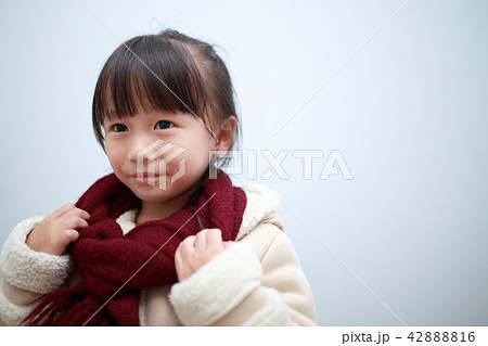 ダッフルコート (アウター 冬 ポートレート 上着 人物 日本人 乳幼児 コピースペース 子供) ダッフルコート (アウター 冬 ポートレート 上着 人物 日本人 乳幼児 コピースペース 子供) 42888816