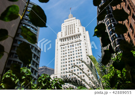 Iconic white tall skyscraper in downtown 42889055