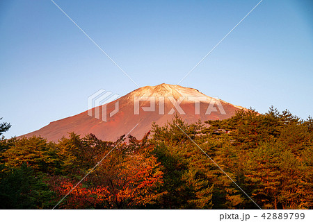 （静岡県）須走口登山道から望む富士山頂　初冠雪 42889799