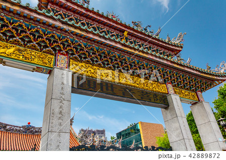 台湾 龍山寺の三門 42889872