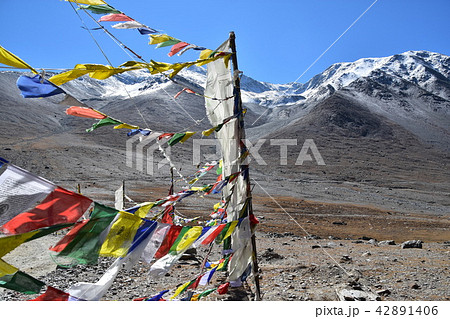 インドのヒマラヤ山岳地帯 スピティ谷のクンズム・ラ峠 美しい山々 風でなびく無数のタルチョ インドのヒマラヤ山岳地帯 スピティ谷のクンズム・ラ峠 美しい山々 風でなびく無数のタルチョ 42891406