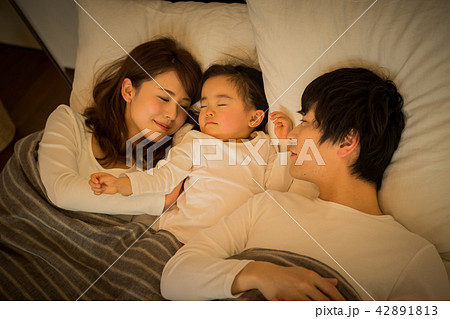 若い家族、寝かしつけ、寝室、家庭 42891813