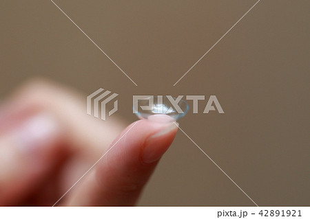 コンタクトレンズを装着する女性の指 42891921