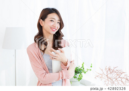 部屋でタブレットを見る女性 42892326