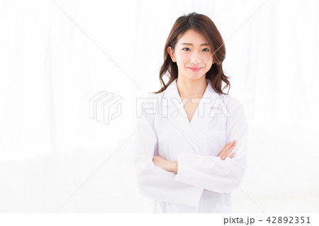 白衣の女性 42892351