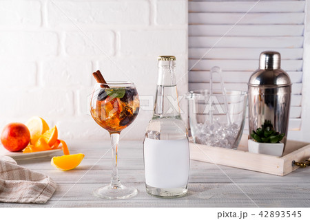 Cocktail with iced tea, whiskey, berries and ice 42893545