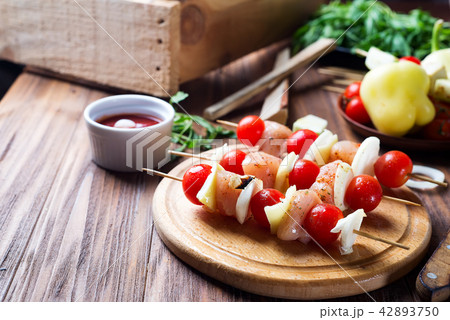 Skewer with chicken meat, tomato and bell pepper Skewer with chicken meat, tomato and bell pepper 42893750