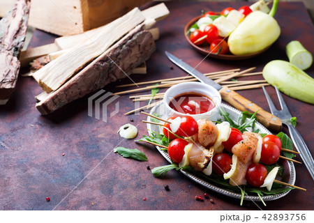 Skewer with chicken meat, tomato and bell pepper Skewer with chicken meat, tomato and bell pepper 42893756