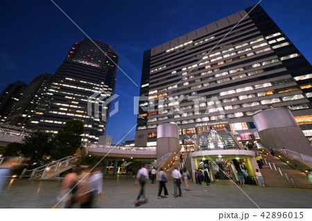 日本の東京都市景観 品川駅港南口など、街並みを望む(夜景) 日本の東京都市景観 品川駅港南口など、街並みを望む(夜景) 42896015