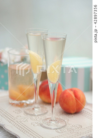 ピーチな炭酸 桃のシャンパンの写真素材