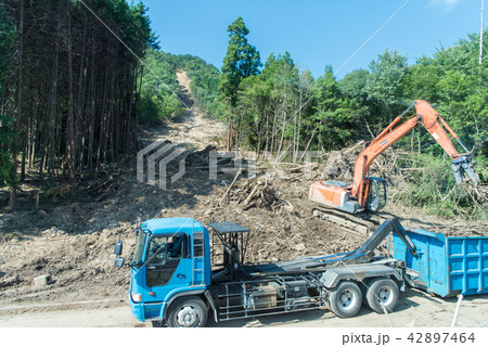西日本豪雨災害 土砂崩れ復旧作業現場 42897464