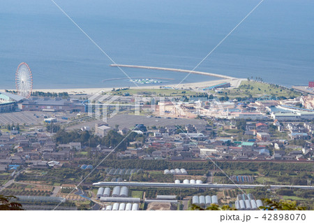 東海道新幹線と海洋型リゾート施設ラグーナテンボス 42898070