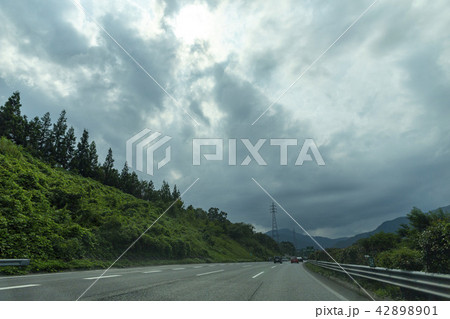 高速　スピード　覆面　パトカー　煽り　運転　交通　違反　渋滞　帰省　ゴールデン　お盆　罰金　サービス 42898901