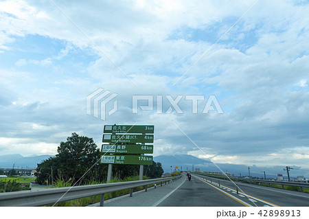 高速 スピード 覆面 パトカー 煽り 運転 交通 違反 渋滞 帰省 ゴールデン お盆 罰金 サービスの写真素材 4213