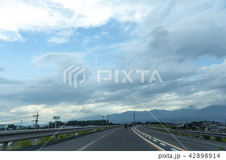 高速 スピード 覆面 パトカー 煽り 運転 交通 違反 渋滞 帰省 ゴールデン お盆 罰金 サービスの写真素材 4214