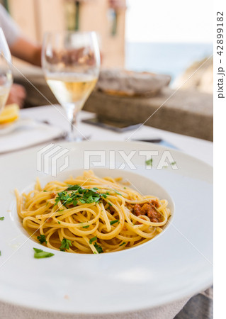 Spaghetti with sea urchin 42899182