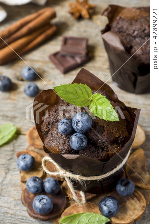 Chocolate muffin with mint and blueberries  42899221