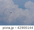 入道雲の中の飛行機 42900144