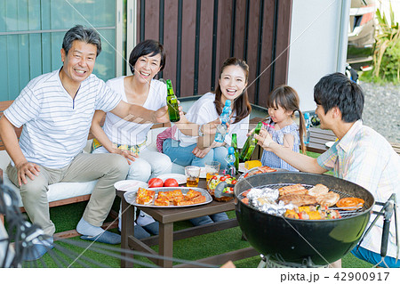 三世代家族、食事、バーベキュー、乾杯 42900917
