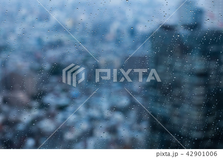 高層階の雨粒 窓越しにぼんやりと浮かぶ街 b 市街地 高層階の雨粒 窓越しにぼんやりと浮かぶ街 b 市街地 42901006