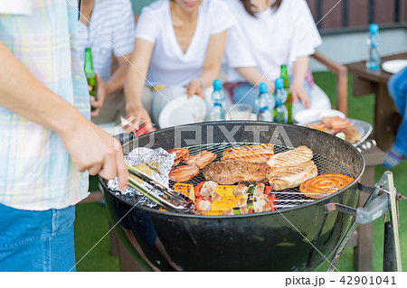 三世代家族、食事、バーベキュー、夏 三世代家族、食事、バーベキュー、夏 42901041