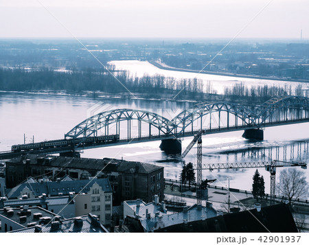 ラトビア・リガ、ダウガヴァ川に架かる鉄道橋 / Daugava river, Riga,Latvia 42901937