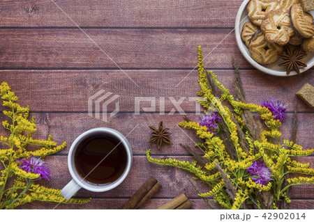 Cup of coffee and a cozy Autumn composition Cup of coffee and a cozy Autumn composition 42902014