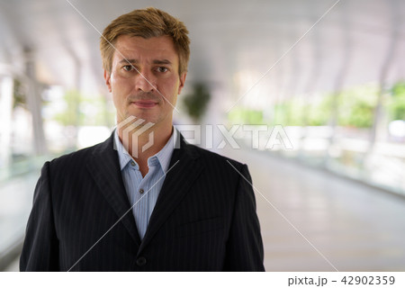 Businessman relaxing at the footbridge in Bangkok, Thailand 42902359