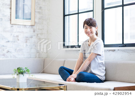 若い女性 若い女性 42902954